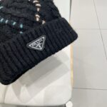 🧢普拉达💰RADA👒 秋冬新款针织毛线帽，超火爆💖质感一流，出街超好搭配！减龄神器 - Image 4