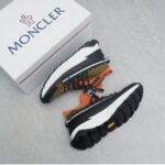 Moncler男士 Monte Runner 防水针织运动鞋
  该系列运动鞋延续了品牌的山地基因，透气防水，耐磨实穿，设计橡胶复合鞋底 适用于任何地形，具有耐久性和出色抓地力，增强缓冲和回弹力 搭配TPU尾翼，
  无论是都市漫游还是各类山地户外运动，都能轻松驾驭，潮酷个性叉充满科技感的外观，喜Gorpcore户外机能风的千万不能错过户外跑步都市漫步设计
Size:38-45 - Image 4
