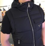 Prada🔻2025秋冬新款连帽羽绒马甲 原版订制五金配件全进口原版定制 欢迎对比 绝对的高品质 采用顶级白鸭绒 超柔软 90绒充羽量蓬松饱满 超级重工 面料做工杠杠的版型完美 面料超舒服！尺码：M～XXXL（模特175/125斤穿M） - Image 7