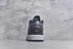 ▪🐼权威实拍💯#A
新货🚀#Jordan AJ1 Low 低帮 紫黑 HJ5910-105 全新流水线出品 DT版本唯一平替选择 市场第二梯队最强版 全部原鞋开发 原楦原纸板开发 全鞋电脑针车 原厂内置全掌气垫 原盒内在原标 唯一Zp原版鞋带绑法 免检产品 全新2022版型 全头层皮料 完美零毛边处理 原厂配置全掌气垫 价格定位良心 几十个配色陆续出货 实拍调校N版已经零色差零失真 百分百还原实物色彩所见即所得 不存在货不对板色差等低级问题 选购参考实物拍摄 不混卖不参货 只用心做好货严格选品 承诺混一赔十 SIZE：35.5-44 - Image 5