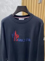 The latest round neck sweater for autumn and winter on the official website of Mengkou 2025 is currently on sale at the counter! Specially supplied wool blended fabric Comfortable to feel It can directly touch the skin, with exquisite embroidered logos and badges that are extremely eye-catching! Details highlight the fashionable charm of big brands Exquisite craftsmanship Stereoscopic cutting style The wearing effect is unbeatable and handsome! All three standards are complete! Size: M-3XL - Image 2