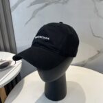 Balenciaga Balenciaga baseball cap. My family has already mastered Balenciaga's craftsmanship, which is sure to be a hit. Balenciaga's new washed cotton baseball cap is a must-haveHeavy industry craftsmanship, double B letter logo, innovative and fashionable trendy styleExclusive physical shooting for both men and women, adjustable for both genders