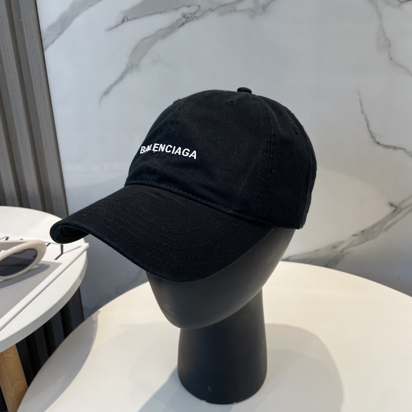 Balenciaga Balenciaga baseball cap. My family has already mastered Balenciaga's craftsmanship, which is sure to be a hit. Balenciaga's new washed cotton baseball cap is a must-haveHeavy industry craftsmanship, double B letter logo, innovative and fashionable trendy styleExclusive physical shooting for both men and women, adjustable for both genders