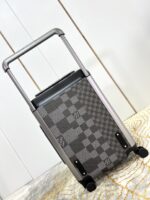 GF4343FB
独家实拍 黑大格拉杆箱】全新 Horizon 拉杆箱以个性创意革新路易威登的传奇经典，为标志性 Monogram 帆布点缀旅行贴饰，追溯品牌传统行李箱的设计风尚。皮革边角保护和超大外置拉杆丰富智慧细节，打造优雅且实用的旅行伴侣。详细特征35.0 x 23×53cm（长×宽×高）人工测量1-2cm误差 
【温馨提示❤️此款无包装/不支持退换】 - Image 5
