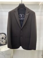 Valentino's new men's casual wool suit jacket for autumn 2025, made of high-end custom high-density suit fabric. The finished garment has been treated with silk gloss, making it super soft and comfortable, with an excellent texture. Fashionable and stylish upper body, meticulously crafted. The visual effect is super strong. Original tailoring at the counter, all original hardware accessories, and a unique trendy item in the wardrobe. Size: M-3XL 178 140kg L slim fit, maximum weight for wearing 190kg - Image 2