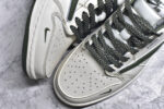▪🐼权威实拍💯#AJ36860
新货🚀#Travis Scott x Fragment Design x Air Jordan 1 Low OG SP AJ1 联名款 低帮文化休闲板鞋 DH0223-333
#多方联名合作融合了Travis Scott 独特的音乐风格，藤原浩个性的设计风格以及Jordan品牌的经典元素 使其成为一双具有独特身份和价值的鞋子 清新而立体的外观加上联名标识更突出了其独特身份 这种配色方案显示出活力和时尚感 在视觉上引人注目  鞋身的质感和细腻的细节处理使其显得高端而格调十足  这款“倒钩”联名是设计与创意完美结合  融合多方的个性风格是一款备受瞩目的潮流鞋款
尺码：36 36.5 37.5 38 38.5 39 40 40.5 41 42 42.5 43 44 44.5 45 9.E5 - Image 8