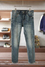 【Gucci Jeans | Classic Denim, Engraved with Luxury DNA】 When street style meets haute couture, a pair of jeans can become a badge of status.
Deconstructing the language of denim with centuries-old craftsmanship, we infuse every inch of fabric with a modern attitude and luxurious details, making everyday wear a silent declaration of taste.
✨ A pair of jeans is an attitude, and even more so, a legacy.
It's not just a wardrobe essential, but also an interpretation of the brand's spirit—
"From suitcases to jeans, we have always defined the boundaries of luxury with the ultimate craftsmanship."
Sizes: 28-42