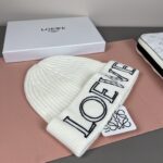 罗意威loewe官网经典款针织帽！小红书热卖爆款！穿搭神气！男女同款，加厚更保暖，时尚流行🌸质感一流，秋冬保暖最佳名品，赶紧订购哦，跑量款 - Image 2