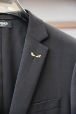 Fendi/25SS autumn and winter new suit suit suit 🫑🫑 Two piece trendy and fashionable suit, a must-have item for business elite wardrobes, men's formal wear, fashionable and trendy wear, brand classic logo logo logo super generous, classic styles will be released every quarter! Wearing the pattern is really great, strongly recommended!Sharp and ergonomic tailoring, with a tall and handsome upper body, simple and elegant. Comfortable and slim fit, showcasing a gentlemanly demeanor at a glance. Made from carefully selected suit fabrics, including 20% wool, 18% viscose, 58% polyester, and 4% spandex, the fabric feels soft and delicate, with good luster and elasticity. The waist is made of sheepskin and leather, and is adorned with Louis Vuitton's soul logo embossed with letters! The silhouette and waist cinching add more comfort to the dressing of stylish men, making them look slim yet handsome!Used for making high-end professional and business formal suits, renowned worldwide for its classic and solemn design style. A high-end business casual suit set that requires high craftsmanship, takes a long time to make, and can be worn all year round!The fabric is flat, with a smooth and full texture, and a firm appearance. It is made of high-quality cotton wool material, and the quality of the material is visible when tied tightly.Regarding details: The high-end suit is cut with a modern feel, combining traditional cutting art with modern production techniques. It adopts fully imported automatic cutting pieces, with almost zero error in each piece of fabric, and then hand sewn by top tailors to ensure the fit and beauty of every part. The front two layers are saved, and according to the principles of ergonomics, it is slim fitting but not tight fitting. The elastic of the cow tendons on both sides of the waistband of the trousers can be adjusted! Not wearing tight waists!Classic collar design, classic style without conservatism, simple and elegant. The lining of the collar is made of pure handmade tribute needles, and we insist on hand sewing handicrafts, all of which are from the hands of experienced craftsmen. The quotation is based on the labor and time consumption per meter, and each stitch is rigorous and excellent, without any burrs or stitches on both sides. Handcrafted sleeves, hand nail buckles, hand calibration, and handmade threading can be seen everywhere, delicate and smooth, effectively reducing static electricity in autumn and winter, creating a high sense of unity on the surface and inside. It is worth buying for any man, as it can boost your face in various formal occasions!Color: Black【 Size 】: 46-56 - Image 8