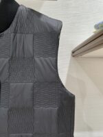LV 2025ss秋冬新款 经典夹棉马甲，
采用防沾水面料 绗缝工艺 立体有型 保暖的同时又不失时尚感！休闲帅气感轻松营造 ；随性帅气的欧美调调！流畅利落 上身挺括有型，商务休闲都能很好驾驭的一款! ◾️
尺码 ：M-XXxL - Image 3