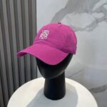 防尘袋
👒罗意威👒LOEWE新款原标设计棒球帽🧢质感超好，外部线条定位标准，做工精细，简约大气低价走量！