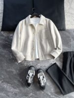 🆕- This woolen coat brings out the classic style with contemporary poetryWhen 72.1% sheep wool meets 27.9% polyester fiber, it weaves not only fabric, but also gentle armor that can withstand the test of time. The fleece surface has a fine luster, like a beach smoothed by the sea breeze. The light sand color will give off a warm luster like oatmeal Congee in the sun, and it will show the calm texture of gypsum sculpture in cloudy days.The arrangement of six buttons hides a thought-provoking rhythm - the four large buttons on the collar sound like piano accents, and the two small buttons on the hem sound like a light finish. This staggered design gives the placket a sense of rhythm amidst its regularity. The curve of the lapel is cut perfectly, which not only fits the collar shape of the shirt perfectly, but also outlines a graceful line when lifted in the wind.The round bottom patch pocket on the left chest is exquisitely crafted, with a curved bottom that makes the intervention posture more ergonomic. The slanted pockets on both sides have enough capacity to store hands, and the natural warmth of wool keeps fingertips warm even in cold winds. The most wonderful feature is the asymmetrical design of the cuffs - the outer knitted thread is windproof and warm, while the inner fabric continues the overall texture. The splicing details exposed when lifting the hand add a touch of fun.The one-piece cut on the back fully showcases the drape of the woolen fabric, and the hem forms smooth waves as you walk. The wine red lining inside is like a secret hidden in a suit, and the bright colors that catch a glimpse every time you take off are a small sense of ceremony unique to the wearer. The dual pocket design added to the side is both practical and considerate, allowing the phone and key to be placed separately without colliding with each other in the pocket.This jacket embodies the contemporary language of classic items, featuring a sturdy frame supported by polyester fibers, a soft and comfortable fit with plush wool, and asymmetrical cuffs for attention to detail. When others are still struggling with matching, this light sand colored jacket has already become the most sensible member in the wardrobe, easy to handle whether paired with jeans or trousers. In today's fast-paced fashion world, a wool jacket that can accompany you for many years but becomes even more flavorful is the true wardrobe cornerstone worth investing in.Color: Light Sand174-140 upper body size LSize: M-XXXL (48-56)Item number: FXHK8621M size bust circumference 114 shoulder width 47.8 sleeve length 60 garment length 62.5L size bust circumference 118 shoulder width 49 sleeve length 61.5 clothing length 64XL chest circumference 122 shoulder width 50.2 sleeve length 63 garment length 65.5XXL bust circumference 126 shoulder width 51.4 sleeve length 63.5 garment length 66.5XXXL bust circumference 130 shoulder width 52.6 sleeve length 64 garment length 67.5