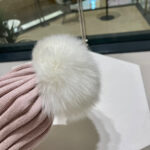 【CHANEL香奈儿】2025秋冬新款小香风可拆两用胸针款狐狸毛球毛线帽，超火爆 💖质感一流，出街超好搭配！ - Image 2