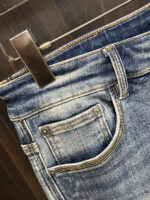 【Armani Jeans | Classic Denim, Embossed with Luxury DNA】 When streetwear meets haute couture, a pair of jeans can become a badge of status.
Deconstructing the language of denim with centuries-old craftsmanship, we infuse every inch of fabric with a modern attitude and luxurious details, making everyday wear a silent declaration of taste.
✨ A pair of jeans is an attitude, and even more so, a legacy.
It's not just a wardrobe essential, but also an interpretation of the brand's spirit—
"From suitcases to jeans, we have always defined the boundaries of luxury with the ultimate craftsmanship."
Sizes: 28-42 - Image 6