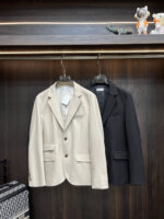 main recommendation 🌹  BC 2025ss early autumn new release ❤️ ‍ 🔥 BC suit jacket jacket, a popular autumn suit jacket jacket, with a classic logo embroidered on the chest in a single west style. Wearing it is a comfortable, relaxed, and slimming presence, lazy and casual. Combined with a clean and simple color scheme, it is particularly durable and suitable for daily wear~Introducing sporty items adorned with vibrant prints!Size: M-3XL with complete three sizes available for next day shipmentColor: Black KhakiH2025 new model launched