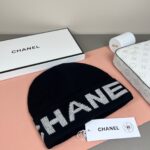 💰Chanel官网品质香奈儿秋冬网红时尚博主推荐款针织帽，藏着不动声色的高级感，每一处线条都透着利落大方，简约而不简单，大方且不失格调，处处细节都彰显着高端品味，时尚感在克制中愈发耐人寻味。 - Image 5