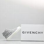 🌟  《顶级品质》
GⅣENCHY纪梵希魔术贴经典款 
专柜官网同步 市面最高版本 原版一比一复刻 四季潮鞋！纪凡希鞋子做工讲究 每一条走线都是按照原版样式 基本做到零瑕疵 媲美专柜 毫无压力 此款鞋即新潮又百搭！
▪️鞋面:进口摩术贴
▪️鞋面:进口头层牛皮
▪️垫脚:羊皮内里
▪️大底:原版TPU
▪️码数:女35一40 男39一44