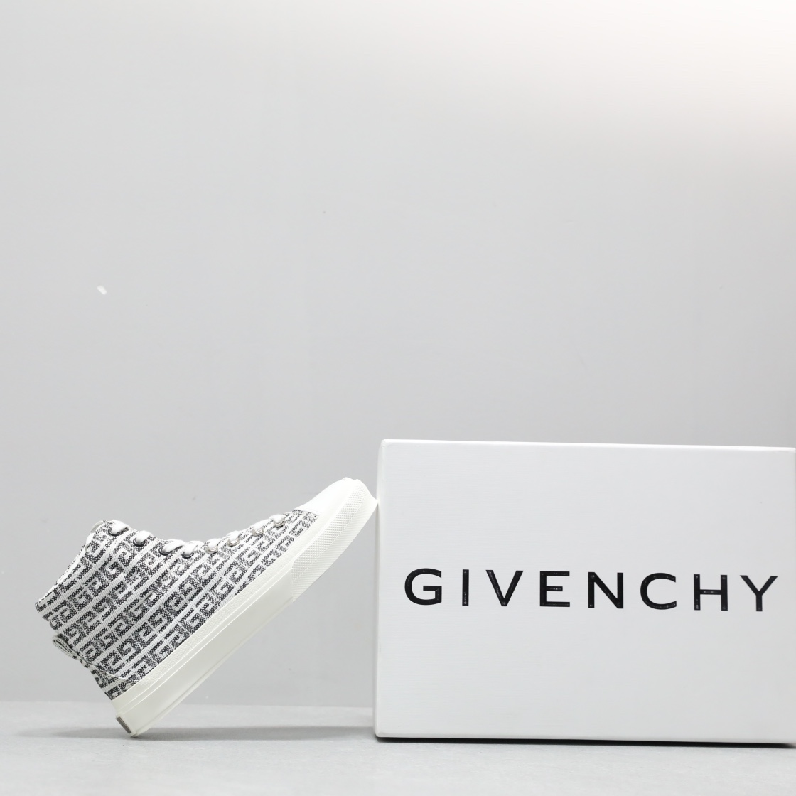 🌟  《顶级品质》
GⅣENCHY纪梵希魔术贴经典款 
专柜官网同步 市面最高版本 原版一比一复刻 四季潮鞋！纪凡希鞋子做工讲究 每一条走线都是按照原版样式 基本做到零瑕疵 媲美专柜 毫无压力 此款鞋即新潮又百搭！
▪️鞋面:进口摩术贴
▪️鞋面:进口头层牛皮
▪️垫脚:羊皮内里
▪️大底:原版TPU
▪️码数:女35一40 男39一44