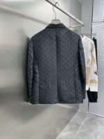 Louis Vuitton LV 2025ss Spring and Autumn new suit, high-end version! Customized fabrics for counters have high breathability and comfort, impeccable details, and brand element design concepts, reflecting high quality. Delicate and soft to the touch! Presenting casual tailoring, the upper body design is superb! Sizes: 48-56 can be paired with a set - Image 3