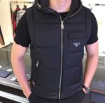 Prada🔻2025秋冬新款连帽羽绒马甲 原版订制五金配件全进口原版定制 欢迎对比 绝对的高品质 采用顶级白鸭绒 超柔软 90绒充羽量蓬松饱满 超级重工 面料做工杠杠的版型完美 面料超舒服！尺码：M～XXXL（模特175/125斤穿M） - Image 2
