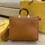 焦糖
小号全新size shine tote 
FÉŃĎI TOTE 托特包“阳光手提袋”
简单字母LOGO设计，琥珀色双手柄是整个包包最大焦点，单拧着就很有气场，也不勒手，小号还配有一条宽肩带，整体复古感超强，非常适合喜欢复古风的时髦精，硬货力推💥 2801S
尺寸35x17x31cm#15940 - Image 9