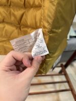 🉐 Arcteryx始祖鸟 Cerium Vest 纯色刺绣Logo字母 羽绒马甲 黑金

内里不是羽绒直接白送！
填充RDS认证850蓬欧洲白鹅绒，暖重比卓越，搭配易潮湿部位的Coreloft™合成 insulation，干冷湿冷环境均能持续保暖。 外层采用15D再生抗撕裂尼龙，整体轻盈可压缩，收纳后小于葡萄柚，随带随用。纯色基底搭配立体刺绣Logo，针脚工整清晰，品牌辨识度高。立体剪裁设计无活动束缚，可作为户外中层保暖件，也能当城市通勤叠穿单品，适配春秋冬三季穿搭需求。配备YKK防水拉链、可调抽绳下摆。

现货尺码：M、L、XL、XXL 。（可穿100-200斤 报身高体重安排合适尺码） - Image 6