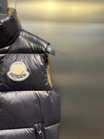 蒙口 moncler 🌟
大标马甲两色合拍图 Moner盟可睐 早秋新品 Lipsi男士羽绒马甲，演绎Moner经典设计，是换季衣橱的必需单品。采用轻盈的功能性lon laque面料制成，撞色衬里尽显活力。
款号：大标马甲

尺码：12345
颜色：米白 黑色 - Image 5