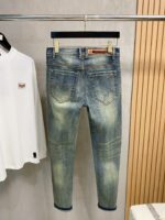 【Gucci Jeans | Classic Denim, Engraved with Luxury DNA】 When street style meets haute couture, a pair of jeans can become a badge of status.
Deconstructing the language of denim with centuries-old craftsmanship, we infuse every inch of fabric with a modern attitude and luxurious details, making everyday wear a silent declaration of taste.
✨ A pair of jeans is an attitude, and even more so, a legacy.
It's not just a wardrobe essential, but also an interpretation of the brand's spirit—
"From suitcases to jeans, we have always defined the boundaries of luxury with the ultimate craftsmanship."
Sizes: 28-42 - Image 9