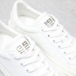 🌟  《顶级品质》
GⅣENCHY纪梵希魔术贴经典款 
专柜官网同步 市面最高版本 原版一比一复刻 四季潮鞋！纪凡希鞋子做工讲究 每一条走线都是按照原版样式 基本做到零瑕疵 媲美专柜 毫无压力 此款鞋即新潮又百搭！
▪️鞋面:进口摩术贴
▪️鞋面:进口头层牛皮
▪️垫脚:羊皮内里
▪️大底:原版TPU
▪️码数:女35一40 男39一44 - Image 9
