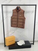 ⬆  ️ 🆕❤️ New Arrivals 🎬PRADA's new autumn/winter 25 down vest features a stand up gold classic style that is lightweight, fluffy, warm, and comfortable. It is a classic and versatile item that can be worn with high quality. Down is a must-have item in the wardrobe, with a high mix and match ratio, making it highly fashionable and full of modern vitality. Lightweight and warm upper body! A sophisticated sense of sophistication; High street style, versatile and fashionable! bllHigh specification filling with 90% duck down, 10% feathers, and a triangular logo badge on the chest! A simple yet personalized item with a well fitted design, which is both basic and easy to wear, perfectly embodies the feeling of leisure. Adhering to its consistent lightweight characteristics, the fabric is relatively stiff and has a particularly high density. Of course, in autumn and winter, its windproof effect is also very good. The cowhide fabric has a good anti drilling effect, and when combined with such cowhide fabric, the upper body will be more comfortable. The small details can also reflect the thoughtful design. All accessories are supplied by customers, and the thread pressing process is processed smoothly and smoothly, with exquisite and perfect workmanship!!Color: Black, Blue, Orange, Red, GreenSize: M L XL 2XL 3XL - Image 2