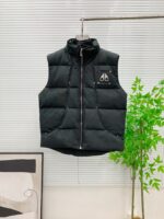💰加拿大剪刀25SS  金属LOGO铆钉羽绒服马甲
顶级版本超高克重平均充绒量280G 超厚！顶级蓬松！ 顶级品质！100%还原全网最顶级充绒量超厚超保暖，区分市面杂货。
店主北方人亲自操刀 大大解决了南方出品不懂北方冬天的痛点 完全不吝啬 必须是塞满 塞的鼓鼓囊囊 和ZP一模一样的厚重 冬天鹅毛大雪站在雪地里我保证你没有感觉 裹棉被都不一定有它保暖 ！总结下来就是一句话：“除了我家你找不到比这更厚更保暖的羽绒马甲”
— 大码充绒量350克以上 三层里布防护不钻绒
— 原版购入开发 官网在售10000+
— 大身面料采用ZP打版， 防水耐脏 
— 验布后使用KP-LS全自动机械特种梭织拉布机制作
—正品YKK定制拉链 金属剪刀，金属铆钉加固 
— 三标辅料 齐全 吊牌 剪刀logo原版定制
— 整件衣服非常繁琐 廓形剪裁 原版尺码
— 绝对的1:1高版本 码数：S-XXL - Image 2