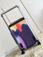 GF4343FB
独家实拍 极光拉杆箱】全新 Horizon 拉杆箱以个性创意革新路易威登的传奇经典，为标志性 Monogram 帆布点缀旅行贴饰，追溯品牌传统行李箱的设计风尚。皮革边角保护和超大外置拉杆丰富智慧细节，打造优雅且实用的旅行伴侣。详细特征35.0 x 23×53cm（长×宽×高）人工测量1-2cm误差 
【温馨提示❤️此款无包装/不支持退换】 - Image 4