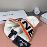 💰Chanel官网品质香奈儿秋冬网红时尚博主推荐款针织帽，藏着不动声色的高级感，每一处线条都透着利落大方，简约而不简单，大方且不失格调，处处细节都彰显着高端品味，时尚感在克制中愈发耐人寻味。 - Image 5