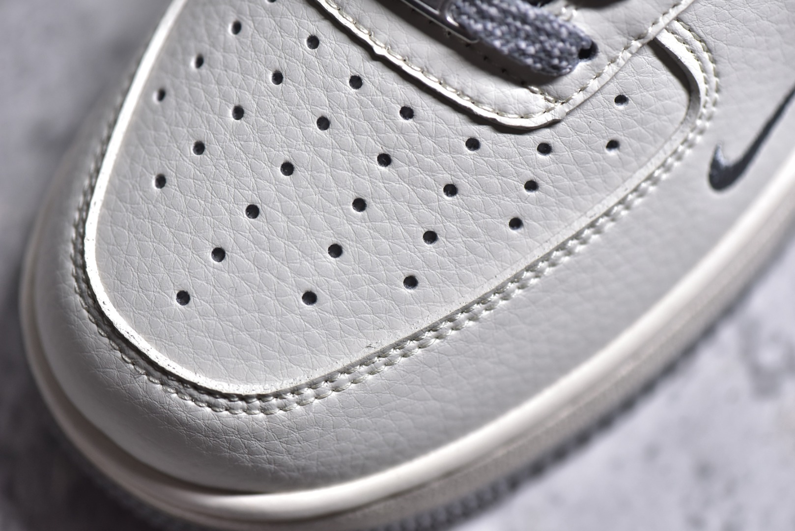 ▪️细节鉴定
NK Air Force 1'07 Low 斯图西联名-拉丝灰 空军一号