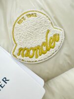 爆款羽绒服 2025新品 Moncler蒙口 新款羽绒马甲 秀场新品，品相非常完美，专柜高科技防水面料，内里90%白鹅绒填充，舒适保暖，色泽饱满诱人，非常出彩的设计，轻松将时髦感进阶，做工极为考究严谨，走线工整细致！大牌设计师巨作！上身不显臃肿、超级帅气！柜台码数: 1-5码 - Image 4