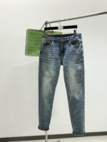 【Gucci Jeans | Classic Denim, Engraved with Luxury DNA】 When street style meets haute couture, a pair of jeans can become a badge of status.
Deconstructing the language of denim with centuries-old craftsmanship, we infuse every inch of fabric with a modern attitude and luxurious details, making everyday wear a silent declaration of taste.
✨ A pair of jeans is an attitude, and even more so, a legacy.
It's not just a wardrobe essential, but also an interpretation of the brand's spirit—
"From suitcases to jeans, we have always defined the boundaries of luxury with the ultimate craftsmanship."
Sizes: 28-42