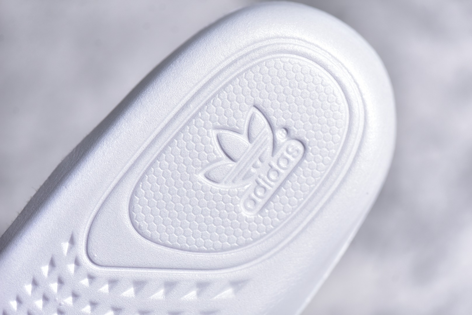 ▪️细节鉴定
新批次 Yeezy 350V2 原纸版 原鞋开模完美打造