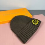 配防尘袋
路易威登LOUIS VUITTON🎩官方热卖爆款，羊毛针织毛线帽，时尚好品质高端大气，超柔软！超火爆💖质感很赞，出街超好搭配！时尚潮流！秋冬必备单品，快快入手哦！