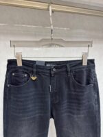 【Armani Jeans | Classic Denim, Embossed with Luxury DNA】 When streetwear meets haute couture, a pair of jeans can become a badge of status.
Deconstructing the language of denim with centuries-old craftsmanship, we infuse every inch of fabric with a modern attitude and luxurious details, making everyday wear a silent declaration of taste.
✨ A pair of jeans is an attitude, and even more so, a legacy.
It's not just a wardrobe essential, but also an interpretation of the brand's spirit—
"From suitcases to jeans, we have always defined the boundaries of luxury with the ultimate craftsmanship."
Sizes: 28-42 - Image 3