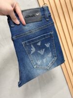 【Armani Jeans | Classic Denim, Embossed with Luxury DNA】 When streetwear meets haute couture, a pair of jeans can become a badge of status.
Deconstructing the language of denim with centuries-old craftsmanship, we infuse every inch of fabric with a modern attitude and luxurious details, making everyday wear a silent declaration of taste.
✨ A pair of jeans is an attitude, and even more so, a legacy.
It's not just a wardrobe essential, but also an interpretation of the brand's spirit—
"From suitcases to jeans, we have always defined the boundaries of luxury with the ultimate craftsmanship."
Sizes: 28-42