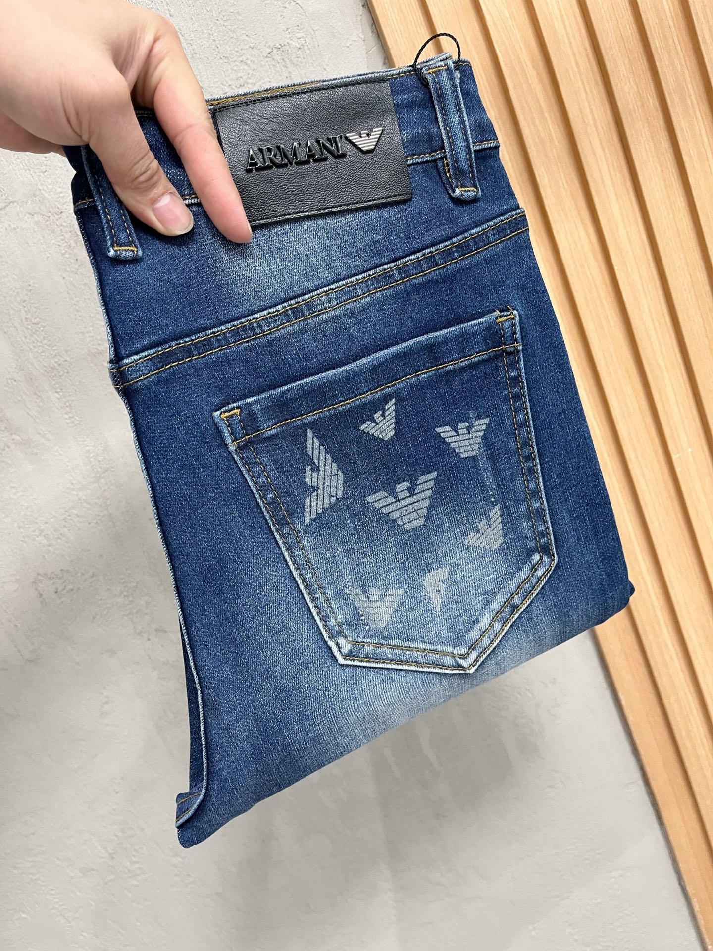 【Armani Jeans | Classic Denim, Embossed with Luxury DNA】 When streetwear meets haute couture, a pair of jeans can become a badge of status.
Deconstructing the language of denim with centuries-old craftsmanship, we infuse every inch of fabric with a modern attitude and luxurious details, making everyday wear a silent declaration of taste.
✨ A pair of jeans is an attitude, and even more so, a legacy.
It's not just a wardrobe essential, but also an interpretation of the brand's spirit—
"From suitcases to jeans, we have always defined the boundaries of luxury with the ultimate craftsmanship."
Sizes: 28-42
