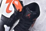 ▪🐼权威实拍💯#SI34640
新货🚀#Air Jordan AJ1 Mid 中帮 黑橙扣碎 DQ8426-801 终端优势供应 市面中低帮最具代表性版本没有之一 口碑大厂出品 品控大底版型不断改良更新 全套原纸板楦头开发 确保原汁原味 完美呈现版型 完美零毛边处理 原厂内置全掌气垫 价格定位良心 平台专用代工流水线出品 一眼公司既视感 拿到手的一瞬间就与众不同 碾压市面所有版本 全部原鞋开发 每一个配色都会采购原鞋确认细节 打破市面看图做货无好货之说 SIZE：35.5 36 36.5 37.5 38 38.5 39 40 40.5 41 42 42.5 43 44 44.5 45 46 - Image 9