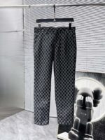 GUCCI 2025ss Spring and Autumn New Western Pants Nine Fen Pants Casual Pants, High end Version! Customized fabrics for counters have high breathability and comfort, impeccable details, and brand element design concepts, reflecting high quality. Delicate and soft to the touch! Presenting casual tailoring, the upper body design is superb! 🐉 Size range: 30-38 🈚 35.37. Can be paired with a set