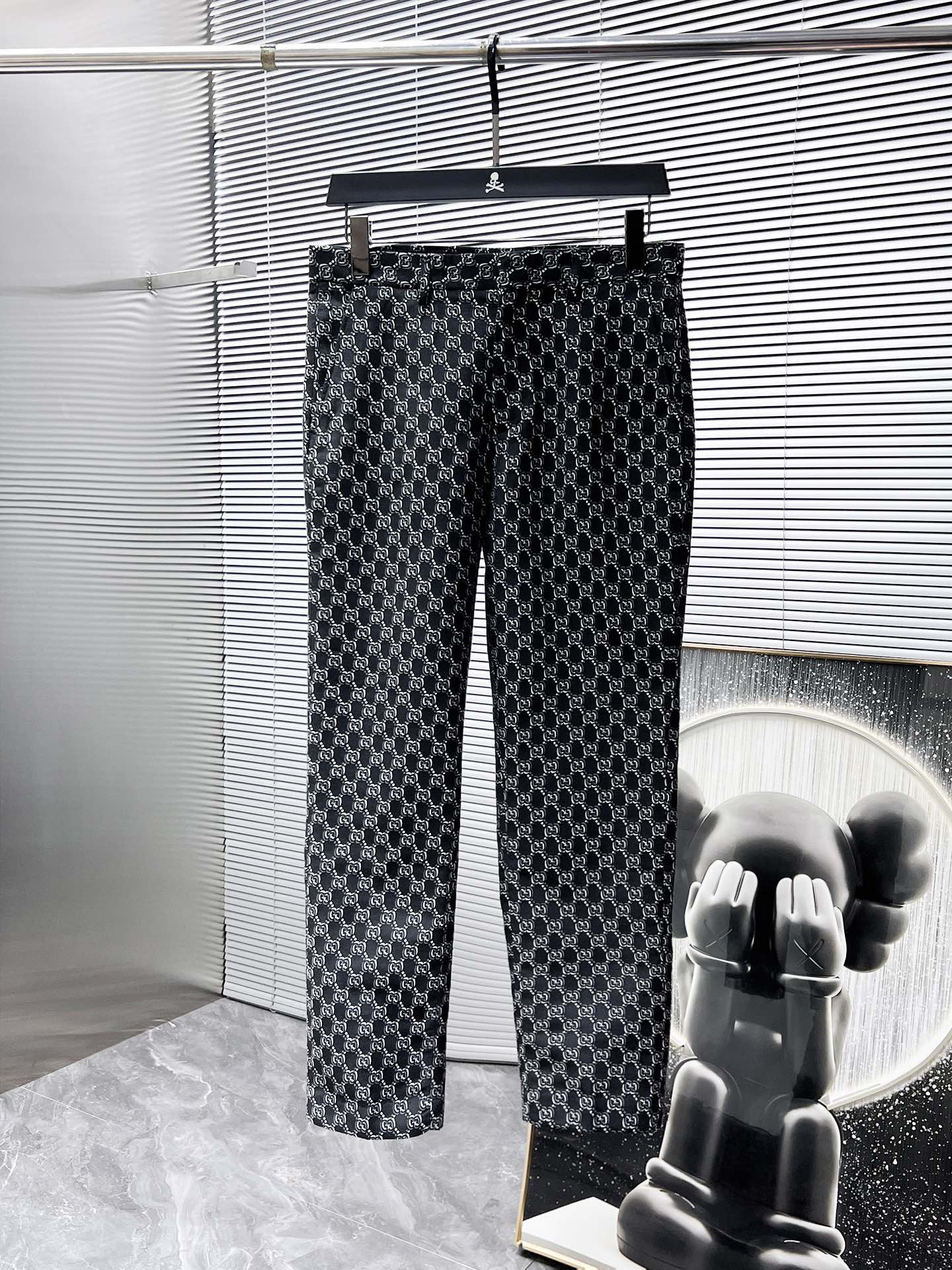 GUCCI 2025ss Spring and Autumn New Western Pants Nine Fen Pants Casual Pants, High end Version! Customized fabrics for counters have high breathability and comfort, impeccable details, and brand element design concepts, reflecting high quality. Delicate and soft to the touch! Presenting casual tailoring, the upper body design is superb! 🐉 Size range: 30-38 🈚 35.37. Can be paired with a set