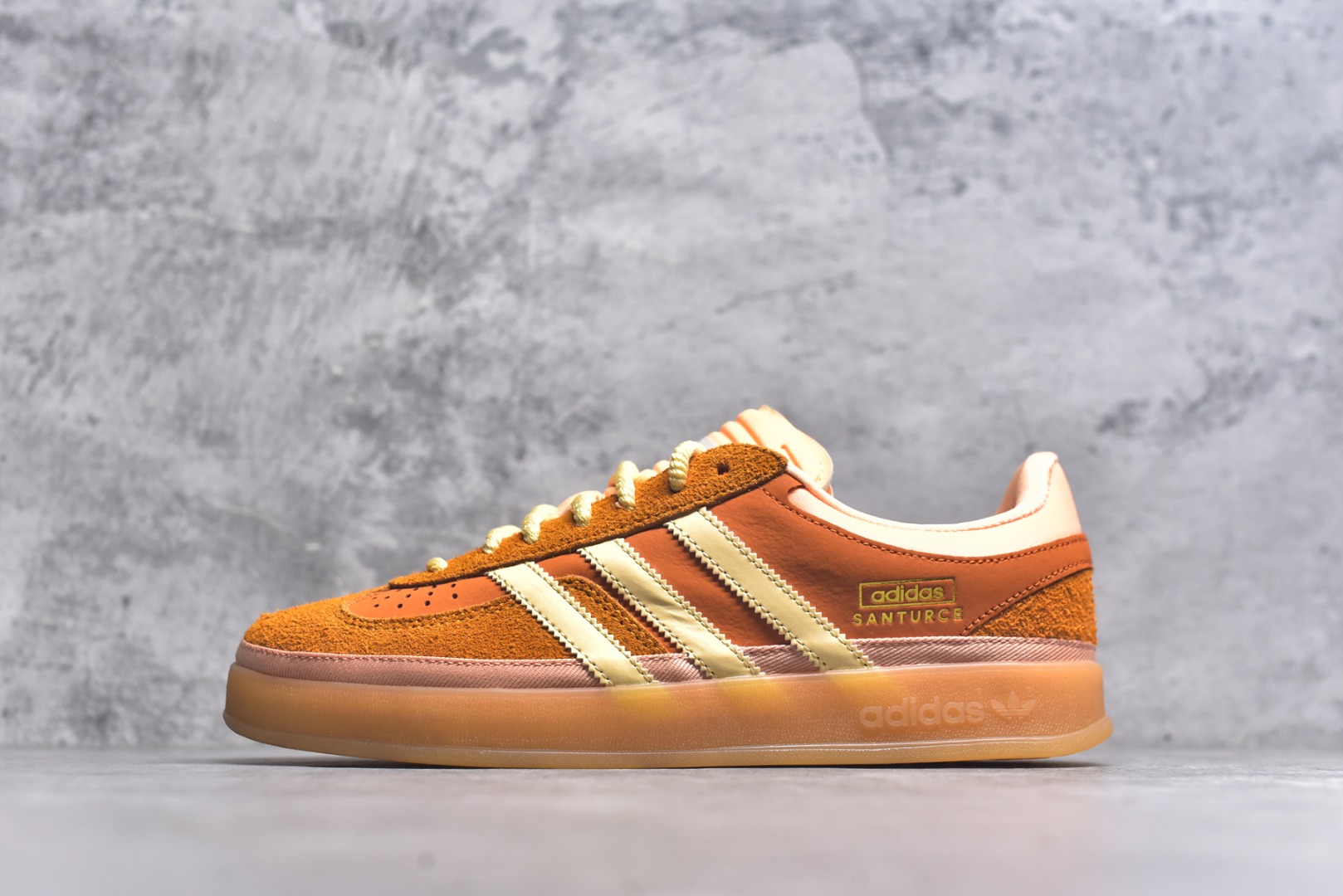 ▪panan权威实拍💯#AD30200
新货🚀#坏痞兔Bad Bunny x AD Gazelle Indoor Trainers "Benito"羚羊内训系统低帮复古百搭休闲运动德训风板鞋“棕色变形鞋头” JS5050

鞋款整体选择了简约的黑白皮革搭配浅灰色长绒麂皮材质，最后以半透明生胶大底收尾，质感在线。不同于以往联名的调色盘操作，Bad Bunny对Gazelle indoor进行了加宽加厚处理，以及鞋头变形的设计，带来全新的歪头面包鞋型Gazelle。此外，鞋款标签直接呈现在后跟处，鞋侧adidas标识下方还加入了"benito"字样，辨识度拉满。
尺码：35 36 36⅔ 37⅓ 38 38⅔ 39⅓ 40 40⅔ 41⅓ 42 42⅔ 43⅓ 44 44⅔ 45