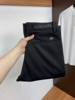BOSS 25年秋冬 新款休闲西裤 干净利落剪裁，都市风十足 采用精纺面料手感软糯干爽，上身效果挺括有型。五金精致，商务休闲非常好看如此众多的顶级原料，打造出价值感无与伦比的高端产品，高端潮流时尚人士首选
尺码：29-40