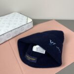 配防尘袋
路易威登LOUIS VUITTON🎩官方热卖爆款，羊毛针织毛线帽，时尚好品质高端大气，超柔软！超火爆💖质感很赞，出街超好搭配！时尚潮流！秋冬必备单品，快快入手哦！ - Image 5