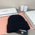 💰Chanel官网品质香奈儿秋冬网红时尚博主推荐款针织帽，藏着不动声色的高级感，每一处线条都透着利落大方，简约而不简单，大方且不失格调，处处细节都彰显着高端品味，时尚感在克制中愈发耐人寻味。 - Image 2