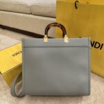 灰色
小号全新size shine tote 
FÉŃĎI TOTE 托特包“阳光手提袋”
简单字母LOGO设计，琥珀色双手柄是整个包包最大焦点，单拧着就很有气场，也不勒手，小号还配有一条宽肩带，整体复古感超强，非常适合喜欢复古风的时髦精，硬货力推💥 
2801
尺寸35x17x31cm#15940 - Image 9