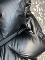 高绒 mu
顶级版本PRADA鸭绒羽绒马甲、
重磅牛货
年度最为昂贵的一款羽绒
同质GT的品控细节，超级震憾
绝对是今年羽绒翘楚数一数二！
内填充90白鹅绒 ，回弹性与保暖性兼圣品！
这款采用国内客供顶级的尼龙织物面料
面料表面的光泽感极强色泽油亮，尼龙织物的材质柔软手感巨好。全身防水压胶工艺！所有拼接全部采用压胶工艺，全方位防水！衣身质地轻盈兼具功能性，透过内衬细节的压胶条能看出此款的重工所在。
门襟拉链位置内衬口袋侧边条下侧口袋等多处细节，都需要重工进行的技术处理
胸前左侧红色压胶条字母标识点缀，提亮衣身整体格调，打造出本季P独特色彩搭配美学，低调而不张扬的穿着风格
尺码：M-3Xl - Image 6